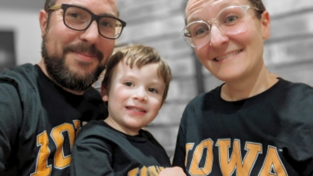 Dr. Pere Miro and Dr. Bess Vlaisavljevich photographed in University of Iowa gear.